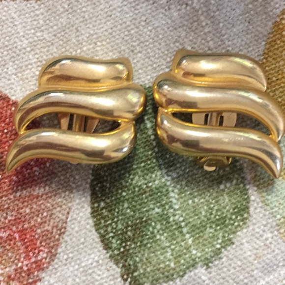 Vintage Jewelry - Vintage gold tone clip earrings